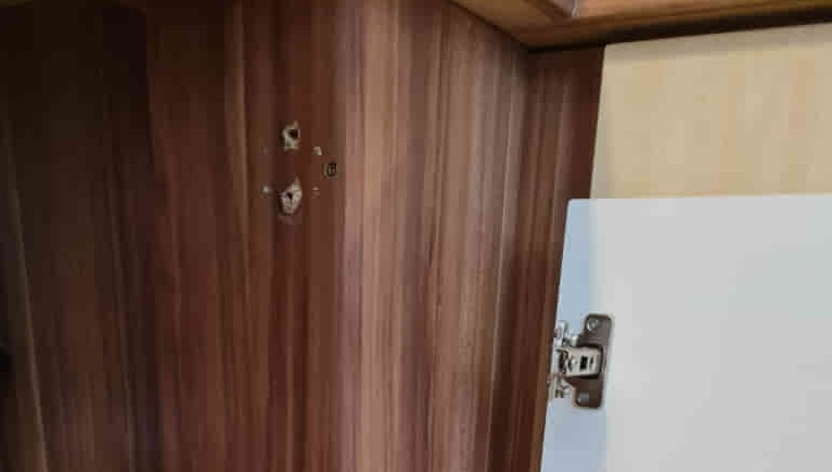 Leszakadt szekrényajtó borító kép